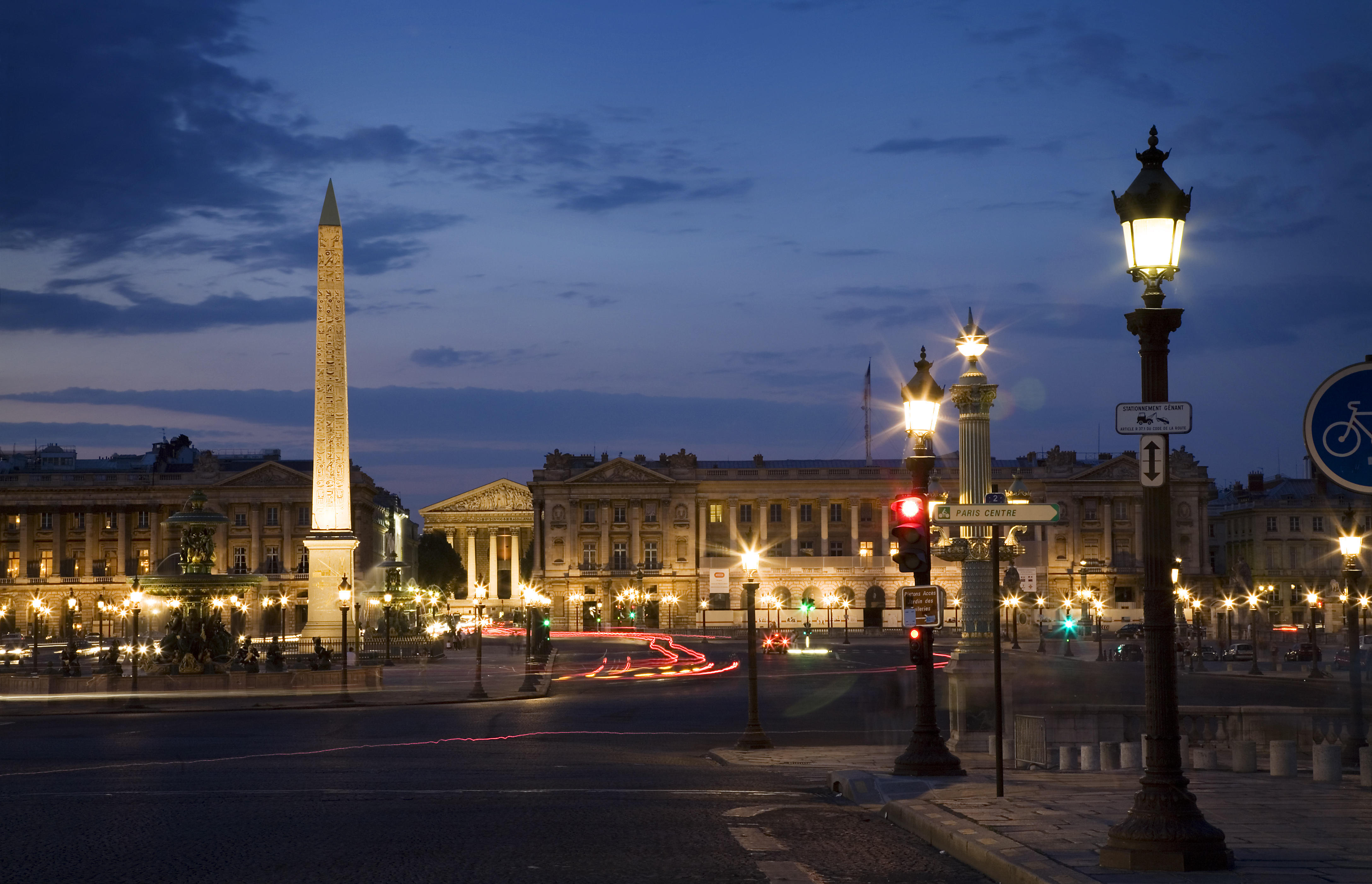 A imagem apresenta a Place de la Concorde em Paris